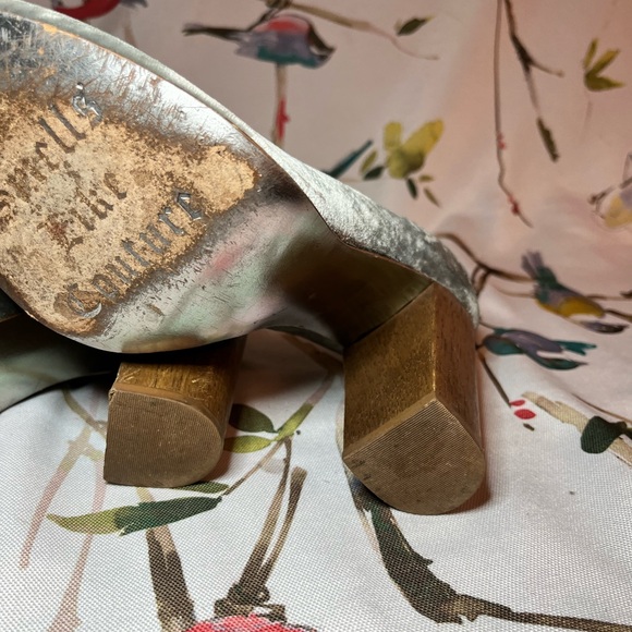 Grey velvet, round toe, wooden heel pump by Juicy Couture w box (nearly vintage) - Picture 5 of 15